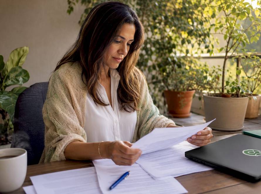 Mamá revisando los papeles para solicitar el permiso de lactancia