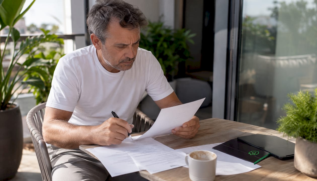 Hombre leyendo en casa su carta de despido