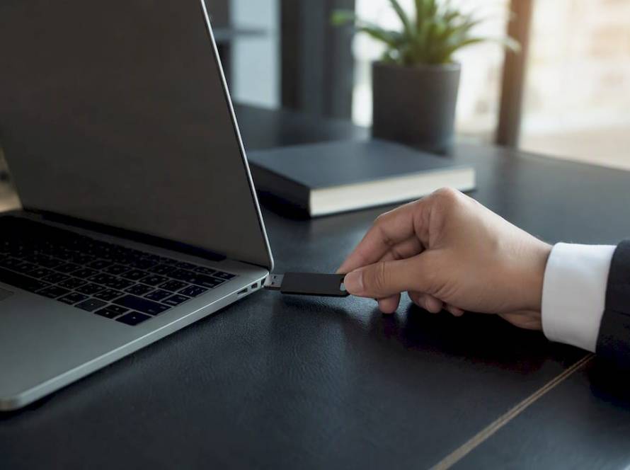 Mano conectando un token USB para autorización digital