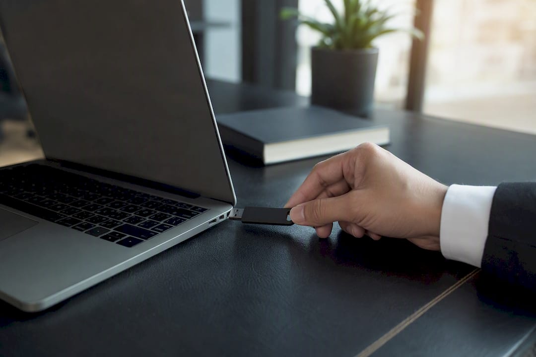 Mano conectando un token USB para autorización digital