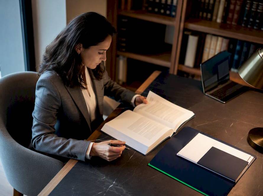Especialista consultando una fuente oficial para un informe legal