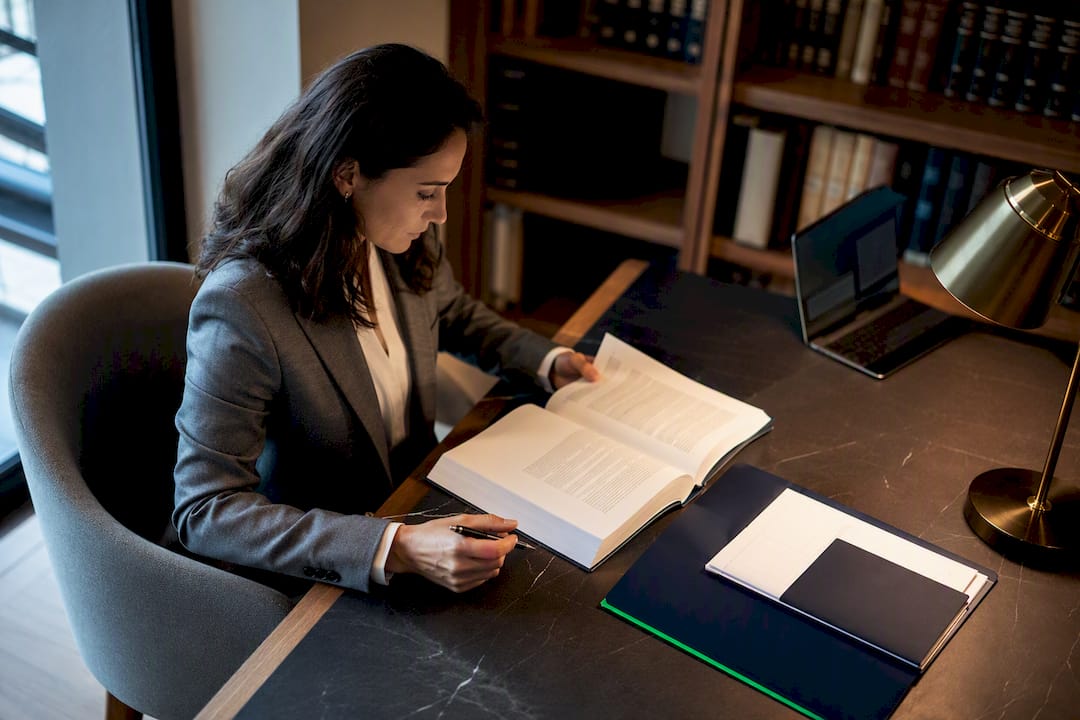 Especialista consultando una fuente oficial para un informe legal