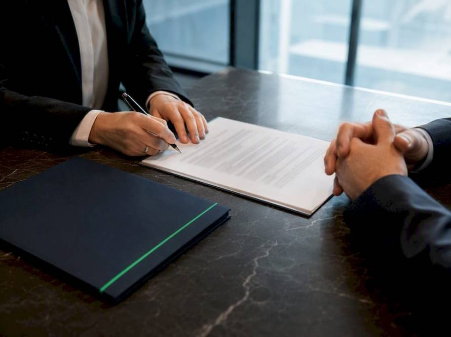 Firma del contrato con el proveedor de IA