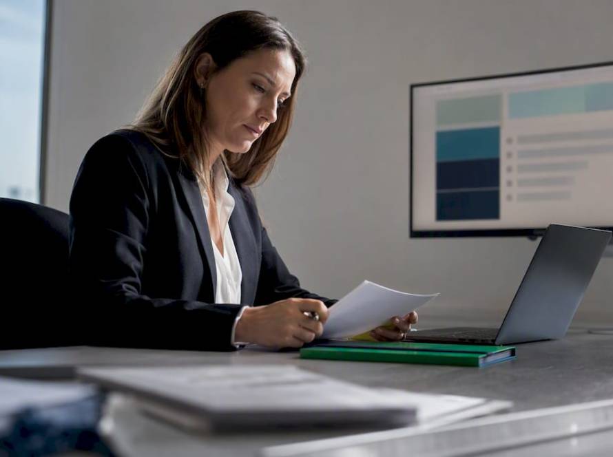 Analista revisando las métricas de IA jurídica