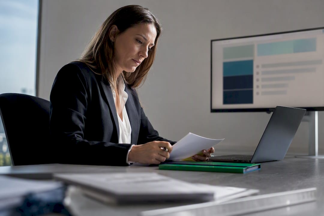 Analista revisando las métricas de IA jurídica