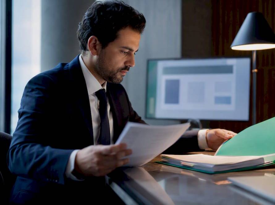Abogado revisando documentos con ayuda de IA