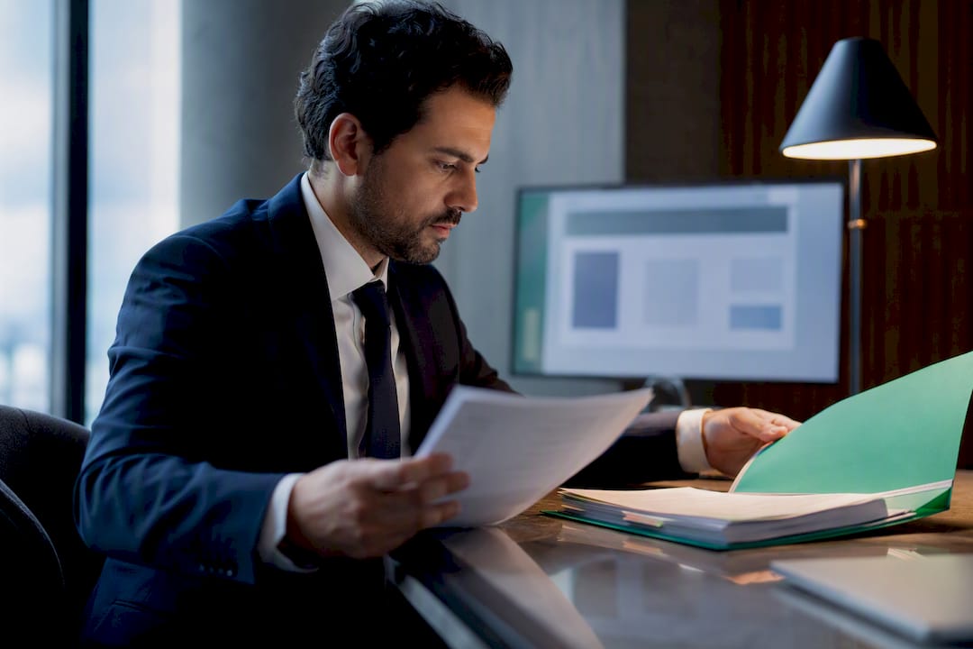 Abogado revisando documentos con ayuda de IA