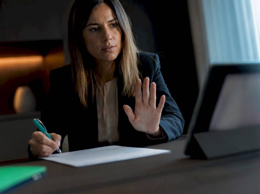 Una profesional del área legal revisa una cita antes de firmar.