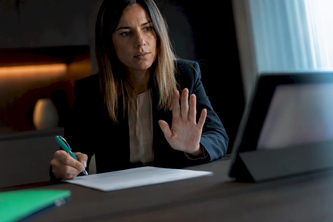 Una profesional del área legal revisa una cita antes de firmar.