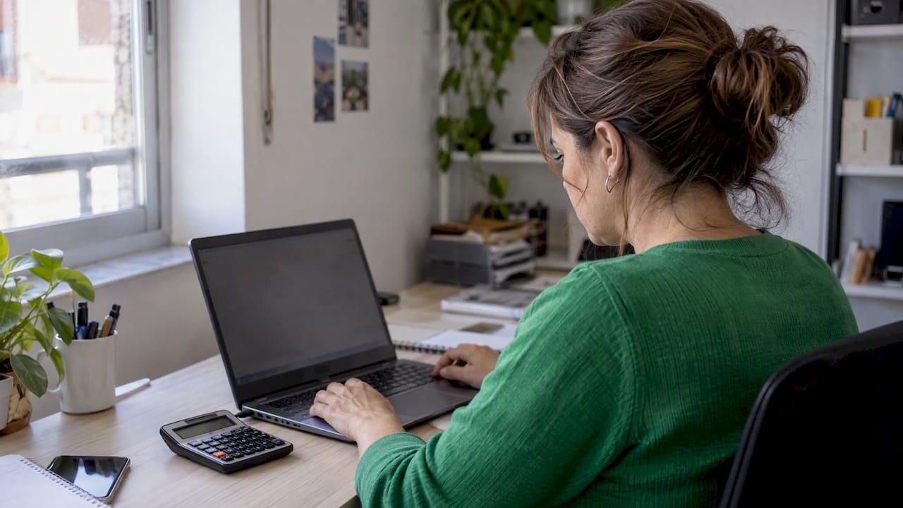 Trabajadora por cuenta propia gestionando un aplazamiento de impuestos